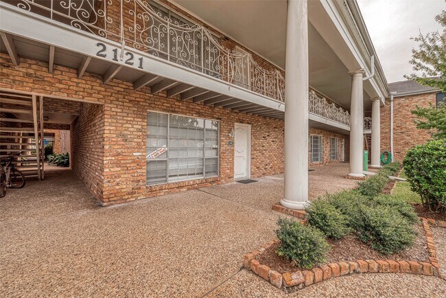 Building Photo - 2201 Fountain View Dr