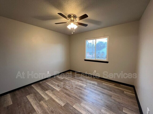 Building Photo - 1242 E Cherry St
