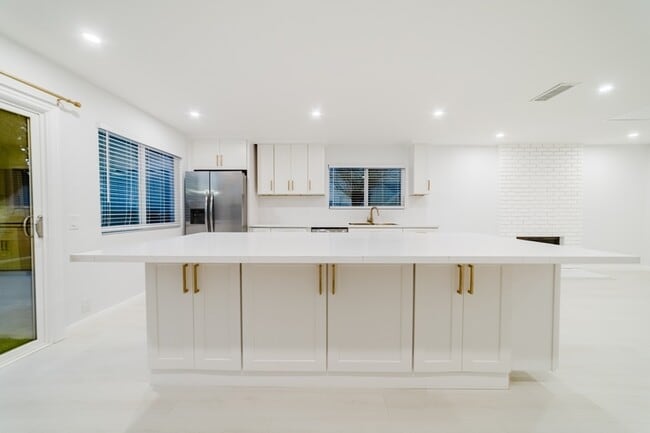 Building Photo - 3163 Camarillo Ave