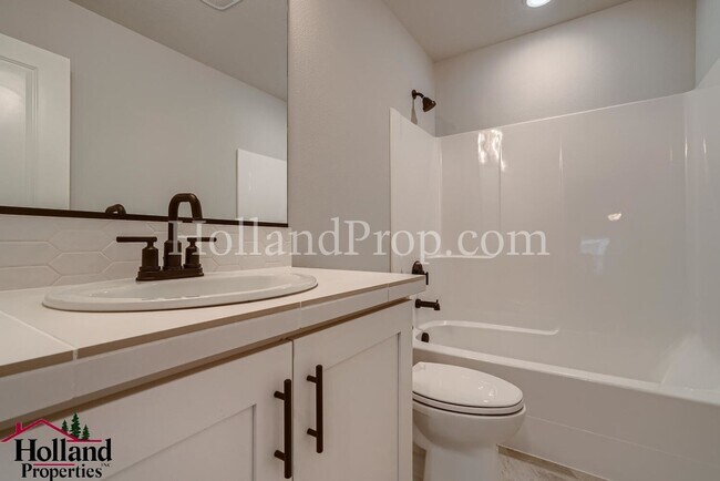 Building Photo - Luxurious South Hillsboro Home with a Fenced Backyard!