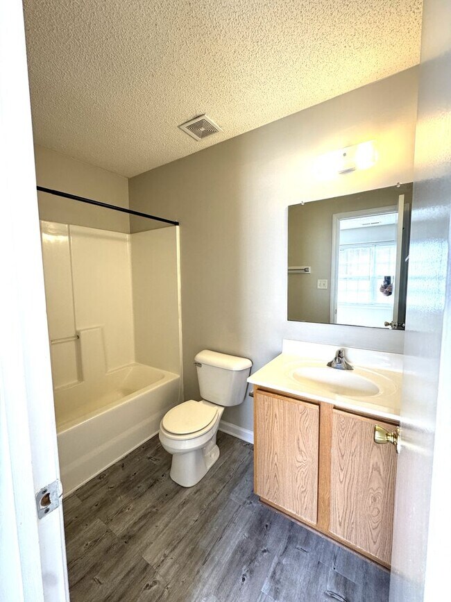 Building Photo - Townhome Minutes to Camp Lejeune