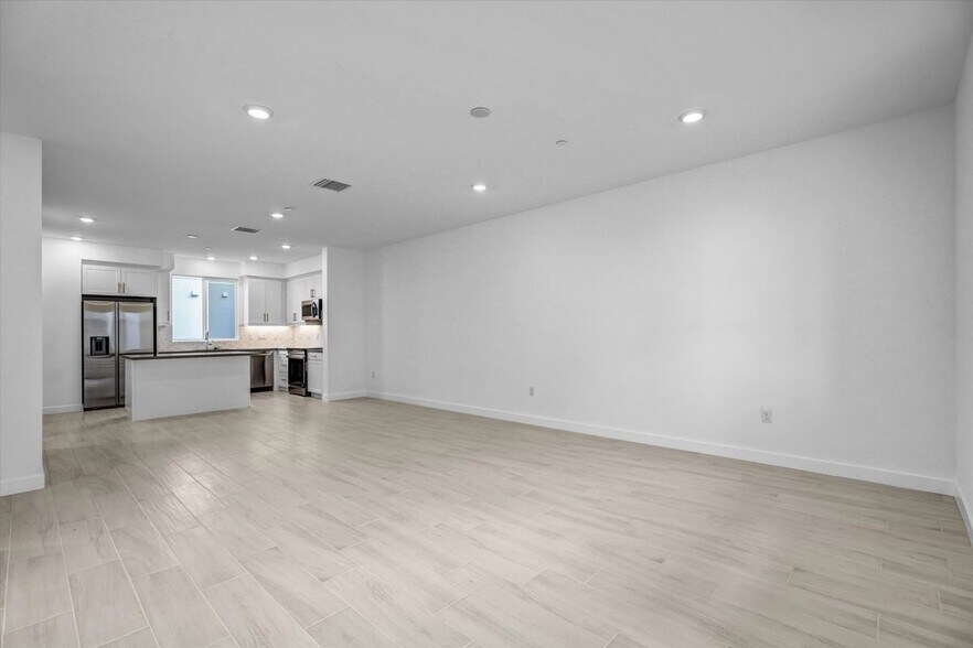 Building Photo - 10002 Central Ave