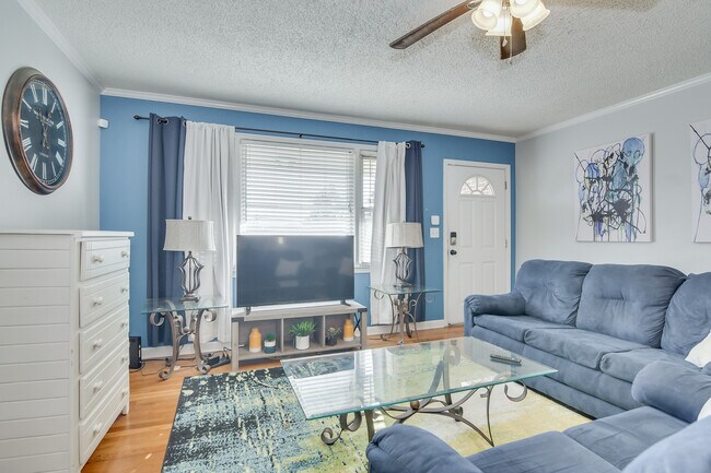 Building Photo - 1127 Magnolia Dr