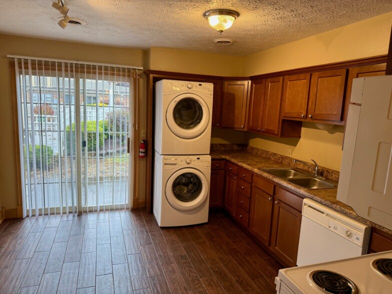 Building Photo - 1616 Spring Valley Dr