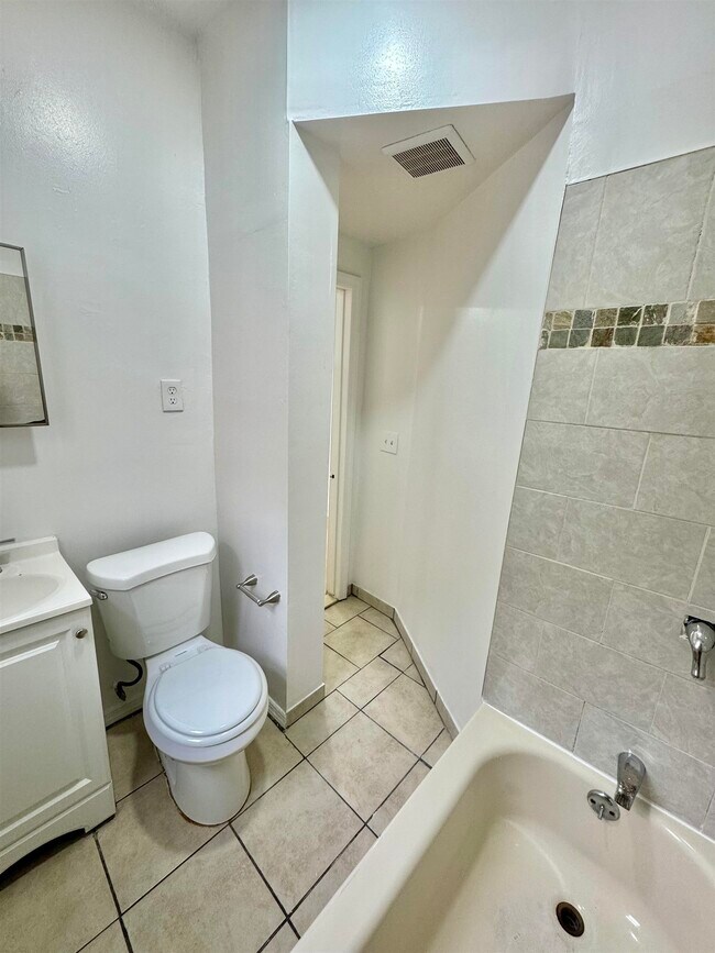 Building Photo - 204 Zabriskie St