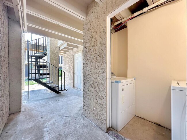 Building Photo - 5920 Lago Vista Way
