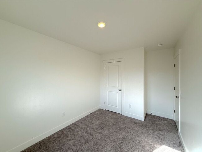 Building Photo - 4 Bed, 2.5 Bath Home with 2 Car Garage