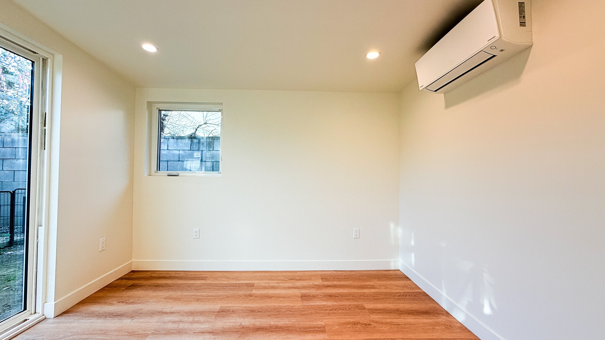 Building Photo - 546 W Ash Ave