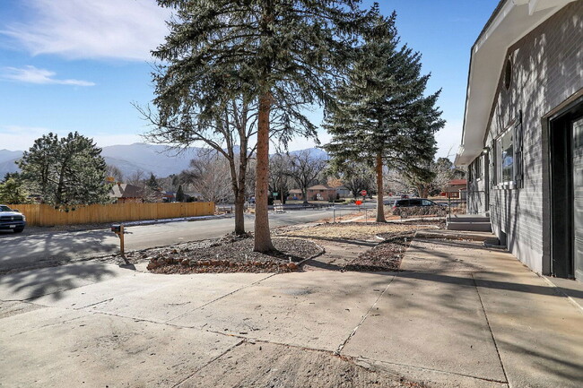 Building Photo - 817 Westmoor Dr