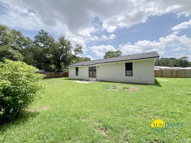 Building Photo - Inviting 3 Bedroom Home in Crestview Near Downtown & I-10!
