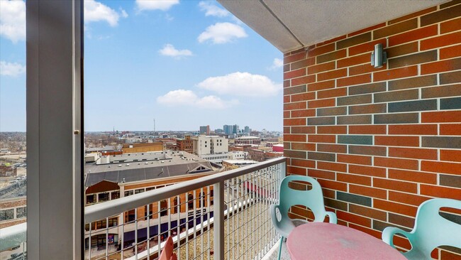 Building Photo - 3,400 SQFT CONDO IN DOWNTOWN CHAMPAIGN W/ ...
