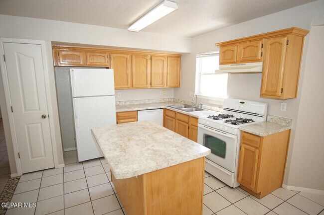 Building Photo - 2151 Sun Manor Dr