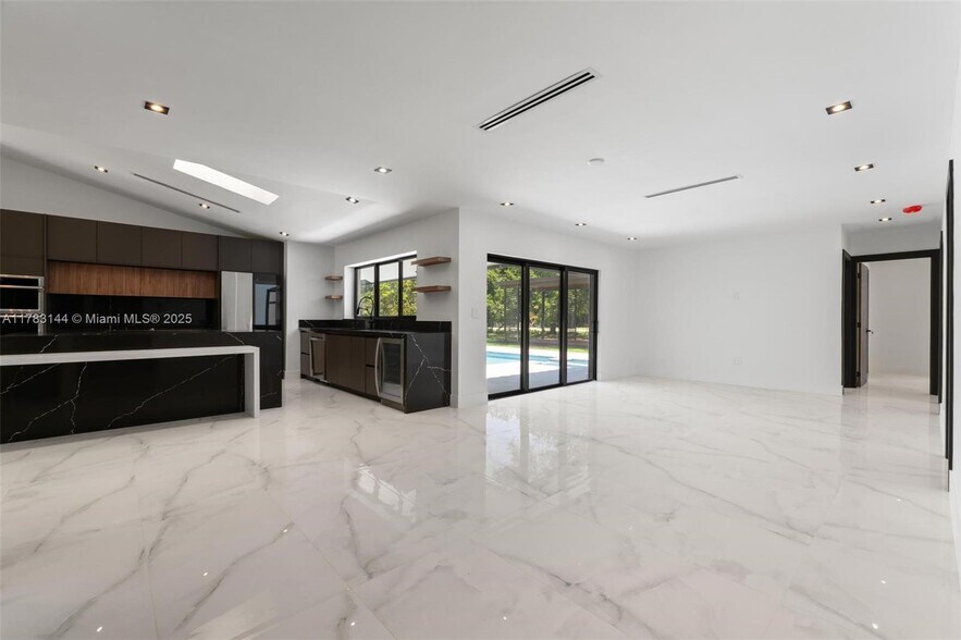 Building Photo - 5020 Hawkhurst Ave