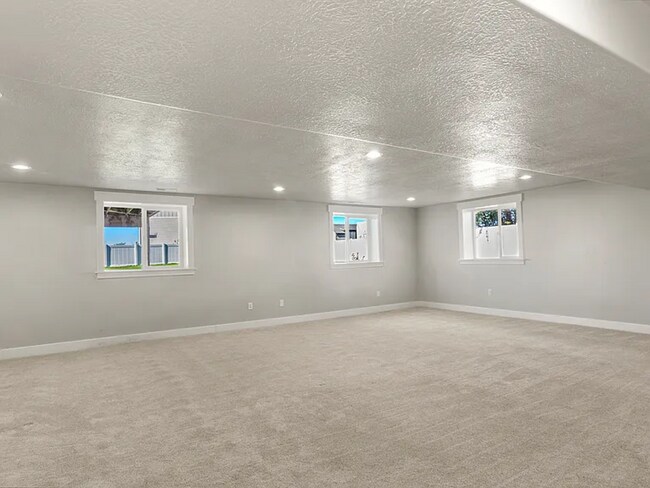 Building Photo - Spacious 5 Bed, 3 Bath Home with Mountain Views