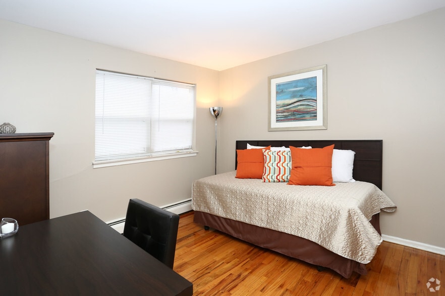 Bedroom - Scott Gardens Apartments