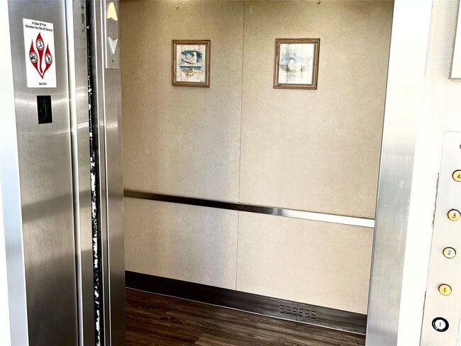 Building Photo - 40 NE Plantation Rd