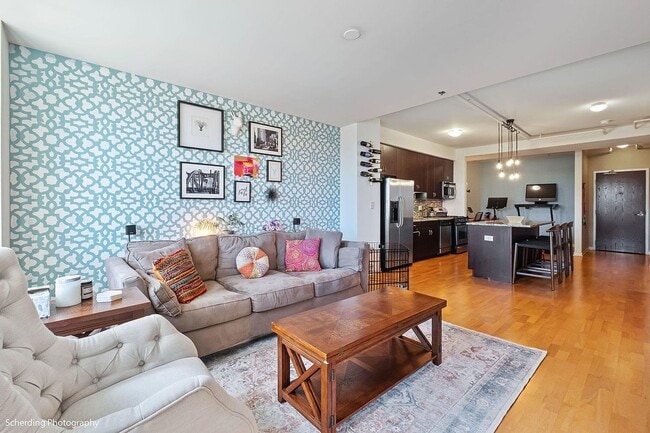 Building Photo - 437 W Division St