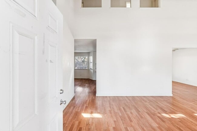 Building Photo - 2410 Lincoln Blvd