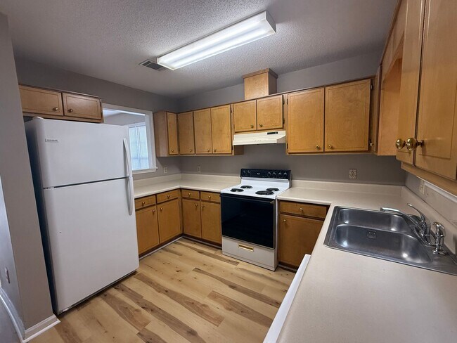 Building Photo - Beautiful 2bedroom, 2bathroom Townhome