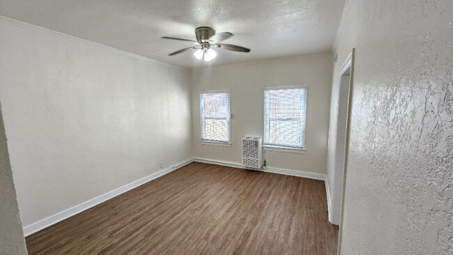 Building Photo - 1185 E Vernon Ave