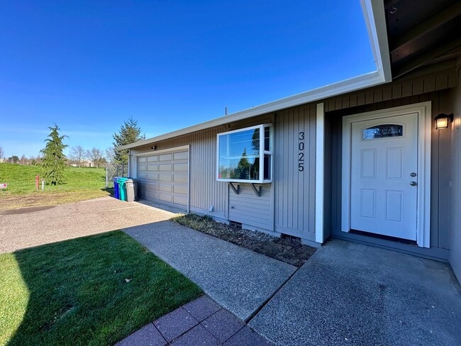 Building Photo - Newly Renovated Single-Family Home in Gresham! 3 Bed/1 Bath w/ Double Car Garage!