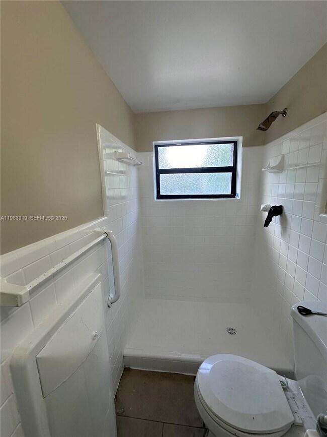 Building Photo - 320 NW 33rd Ave