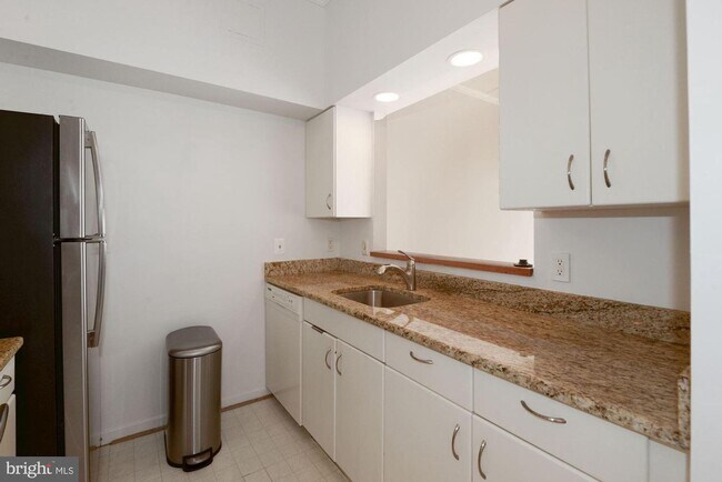 Building Photo - Georgetown. Upper *** Large, Stylish, Top ...