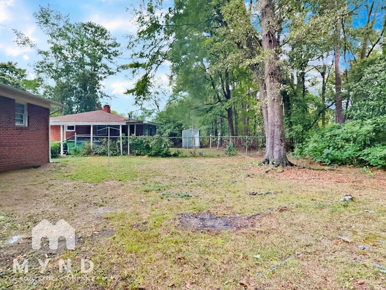 Building Photo - 388 Woodstock Dr SW