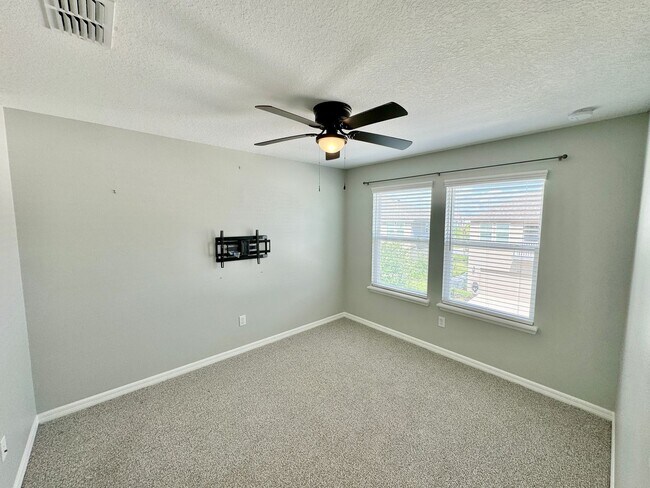Building Photo - FOR RENT - Fantastic end unit townhouse in...