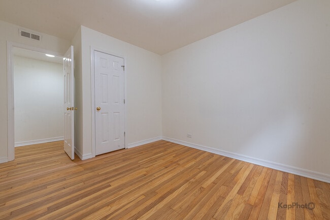 Building Photo - 2041 W Jarvis Ave