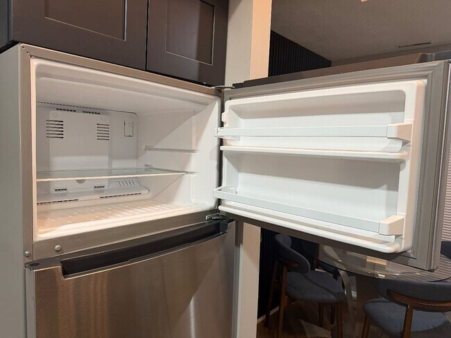 Building Photo - Luxurious 2-Bedroom Apartments with Modern Flair and Parkside Living!