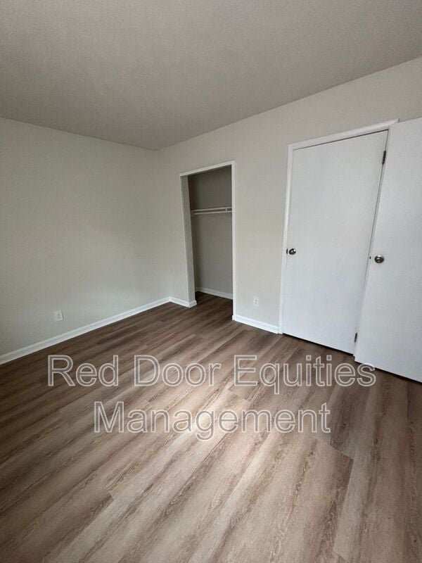 Building Photo - 709 W 6th Ave