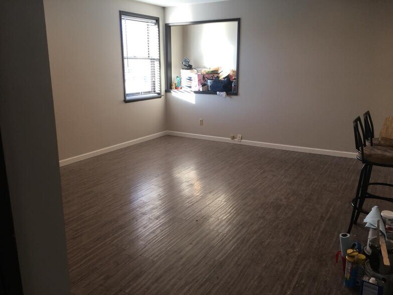 Living Room - 10102 N Fairview Rd