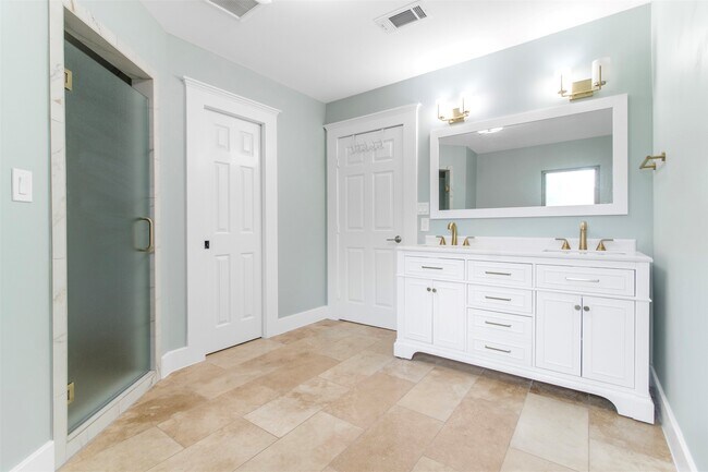 Building Photo - 814 E 23rd St