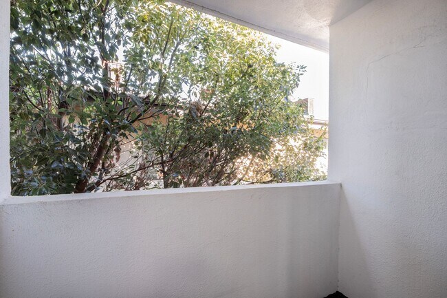 Building Photo - Newly Remodeled Top Floor 1 Bed / 1 Bath Apartment in Prime West Hollywood