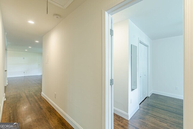 Building Photo - 427 Peyton Rd SW
