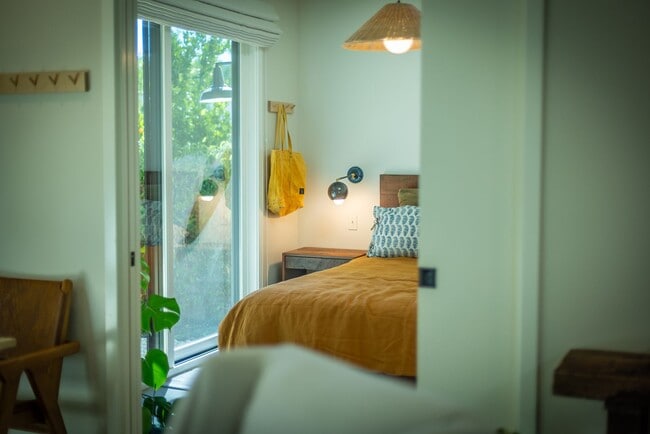 Building Photo - Downtown bungalow
