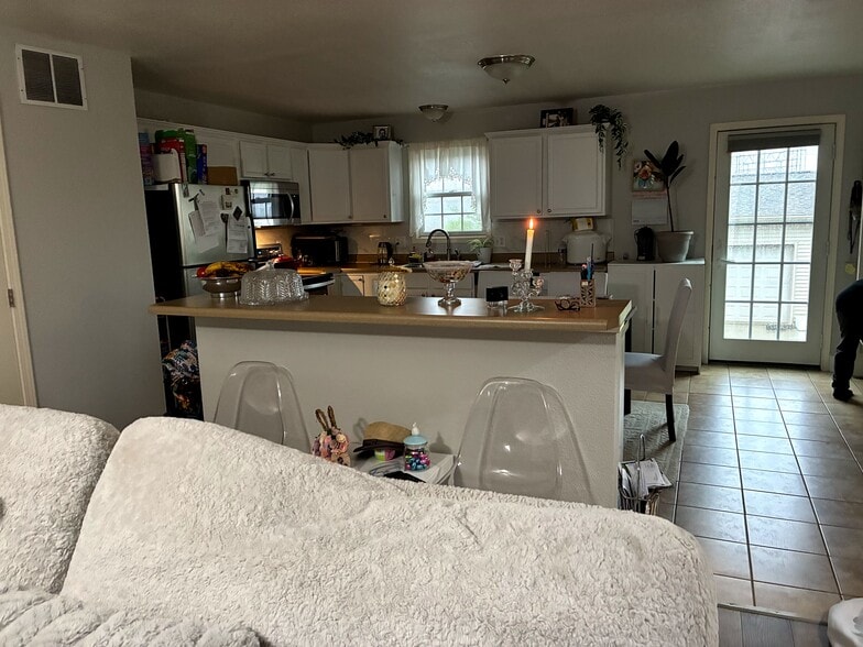 Breakfast Bar - 1948 Glenbridge Rd