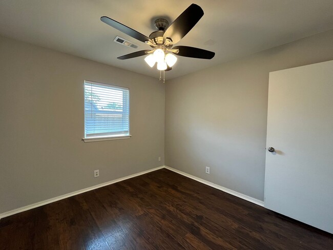 Building Photo - 3 bedroom in Broken Arrow!