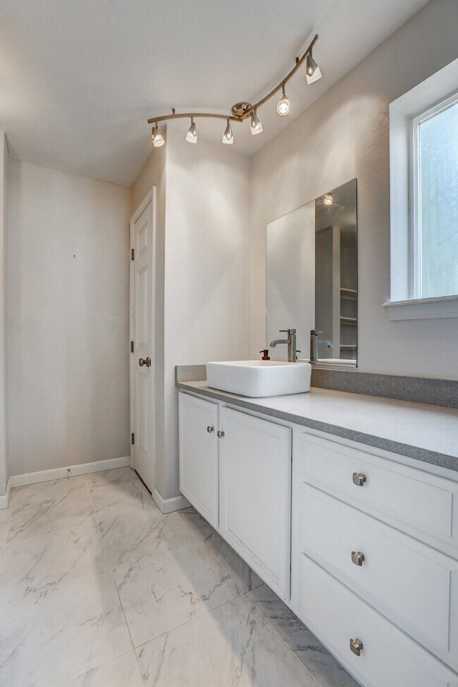 Building Photo - $1,750- 2 Bed 2 Bath Condo in Lakewood wit...