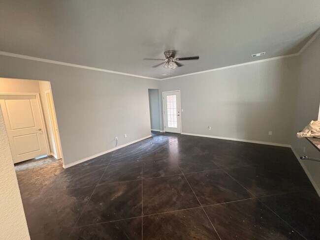 Building Photo - Single Family - Beautiful 4/2 house