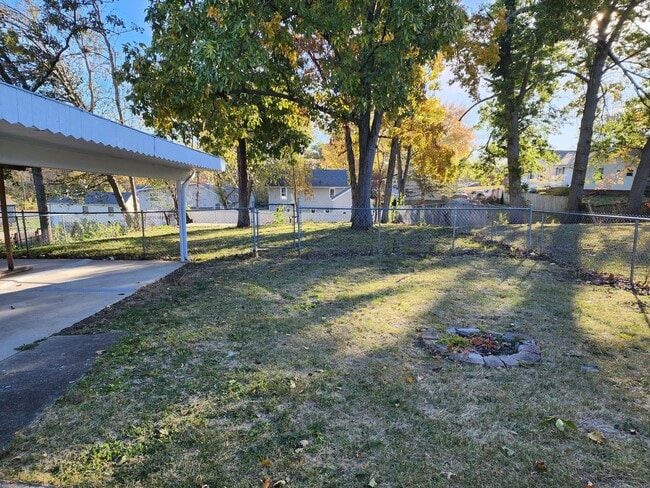 Building Photo - 2 Bedroom house with a carport!