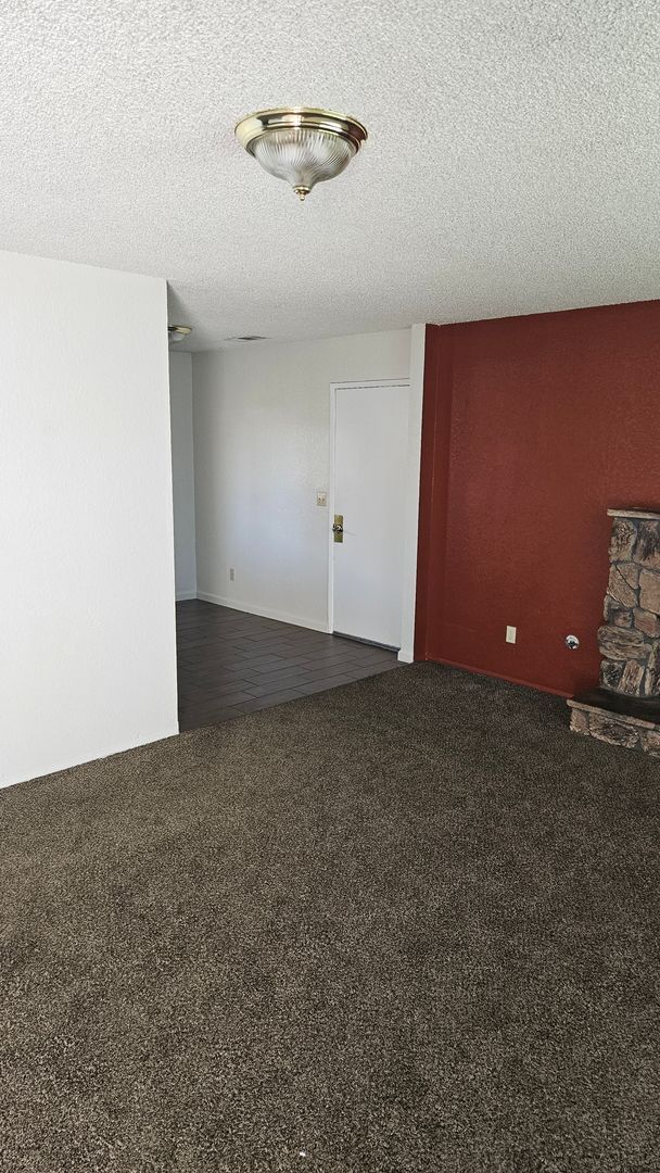 Building Photo - Spacious 3 bedroom with large backyard