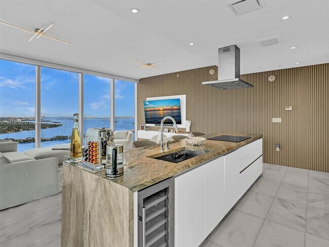 Building Photo - 700 NE 26th Terrace