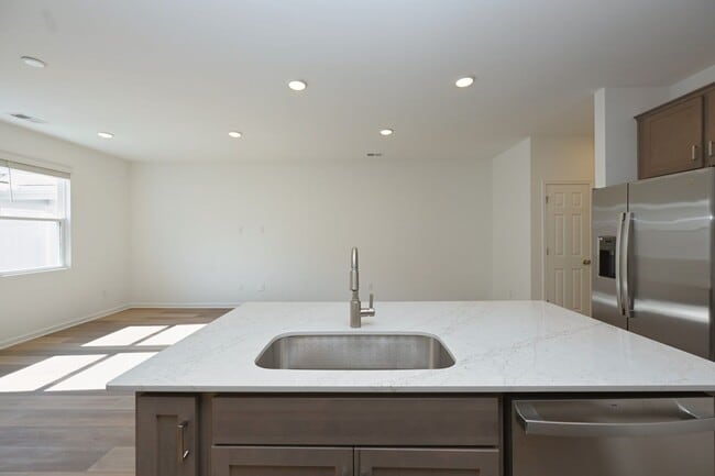 Building Photo - FREE TV!!