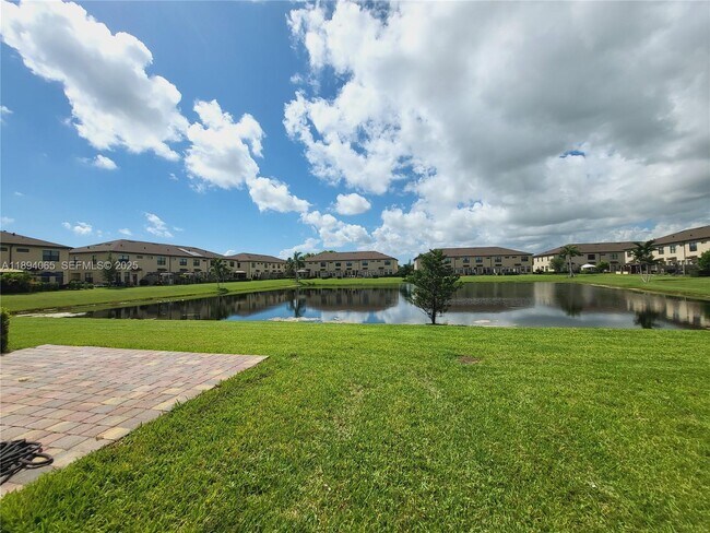 Building Photo - 2820 Troubadour St