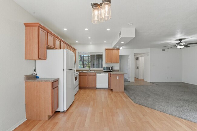 Building Photo - Spacious 3 Bed/2 Bath Home in Lush Crestvi...