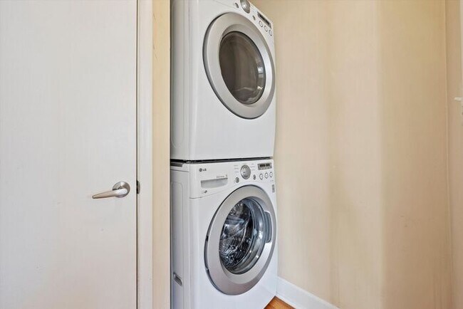 Building Photo - 2-Bedroom Denver Apartment | In-Unit Laundry + Modern Kitchen