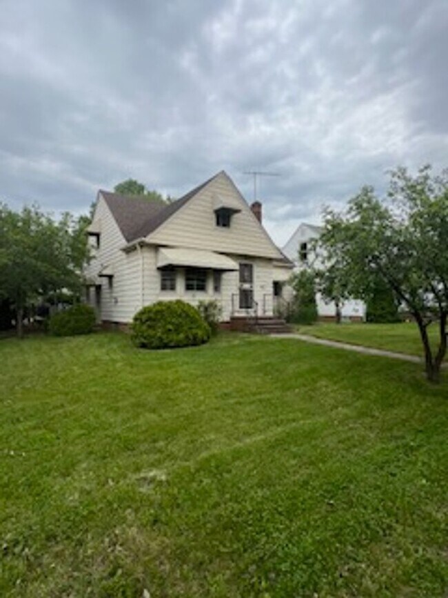 Building Photo - 871 E 232 St