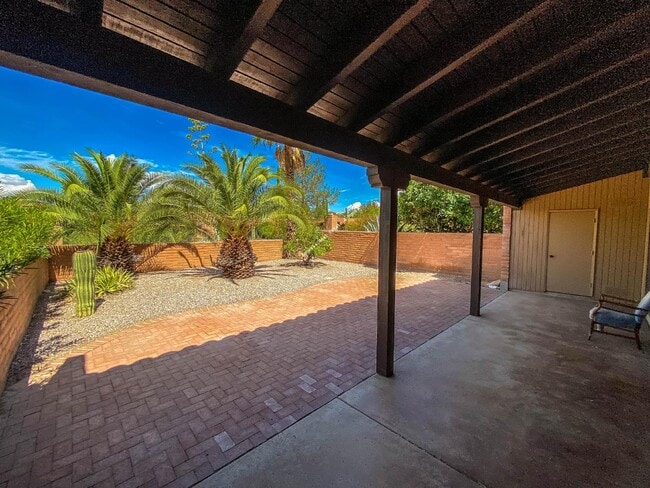 Building Photo - "Charming 2-Bed, 2-Bath Townhouse with Cozy Fireplace in Tucson's Scenic Sunrise Territory neighb...